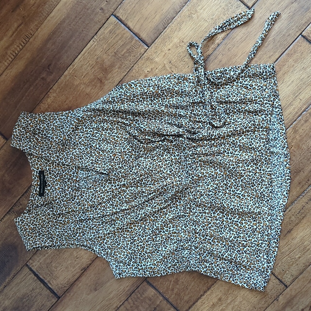 BR V-neck Sleeveless Top
